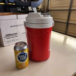 Igloo Red Cooler 1/2 Gallon Sports Jug